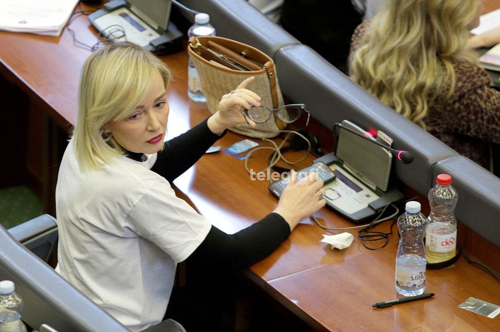 seanca e jashtezakonshme sigurimet shendetesore Adriana Matoshi foto Ridvan Slivova 34