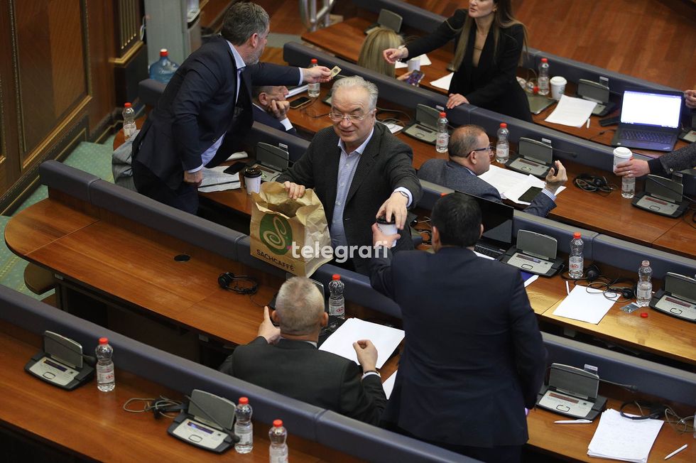 Seanca e Kuvendin zhvillimet ne KEK PDK sherbehet me kafe ne mungese te byfese foto Ridvan Slivova 111