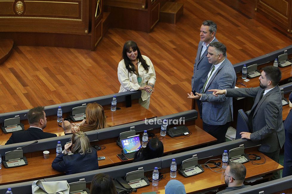 Seanca e Kuvendit fyrje verbale Armend Muja e Besnik Tahiri foto Ridvan Slivova 26