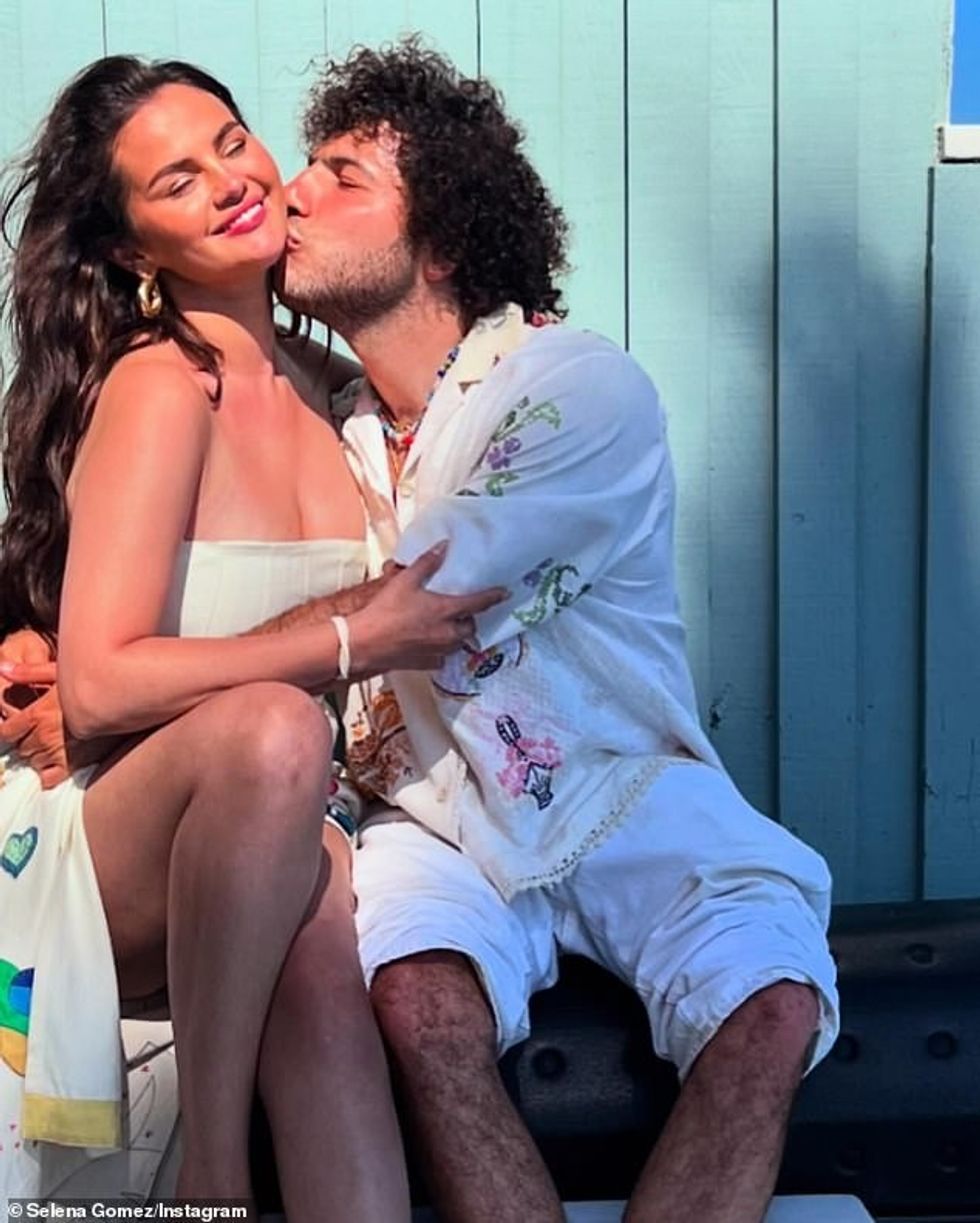 Selena Gomez foli për dashurinë e pakushtëzuar të të dashurit të saj Benny Blanco, pasi ai u shfaq në numrin më seksi mashkull të gjallë të revistës People.