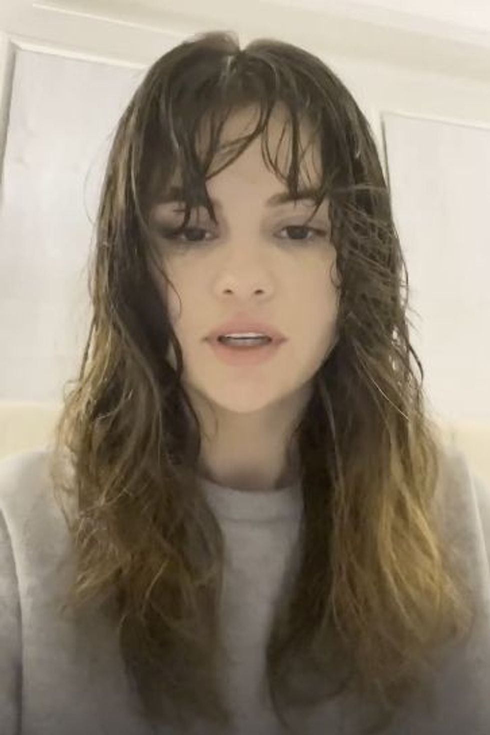 selena gomez no makeup natural hair 1604490724