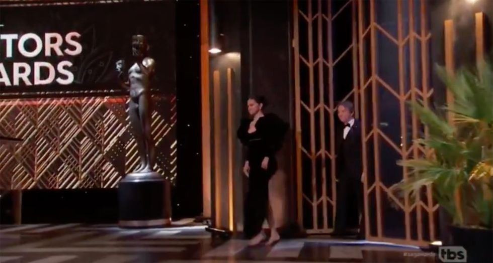 selena gomez presents barefoot sag awards 2022 0300