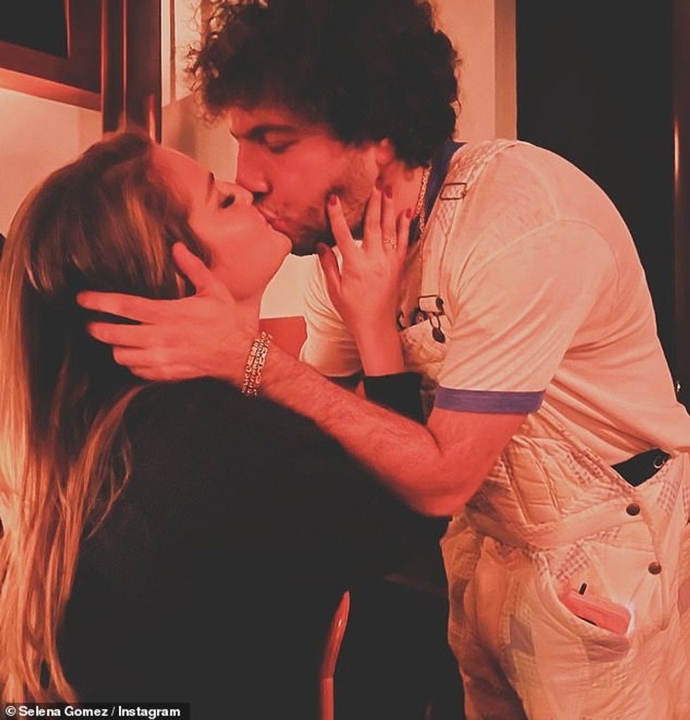 Selena, portofoli i pronave të së cilës përfshin shtëpi në Los Angeles dhe Manhattan, tani thuhet se dëshiron të jetojë në Nju Jork sepse Benny është i vendosur atje.