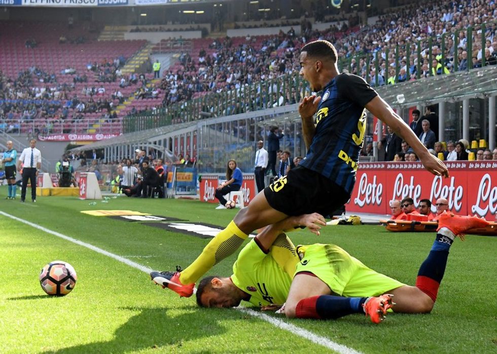 Senna Miangue gjatë një aksioni të Interit ndaj Bolognas.