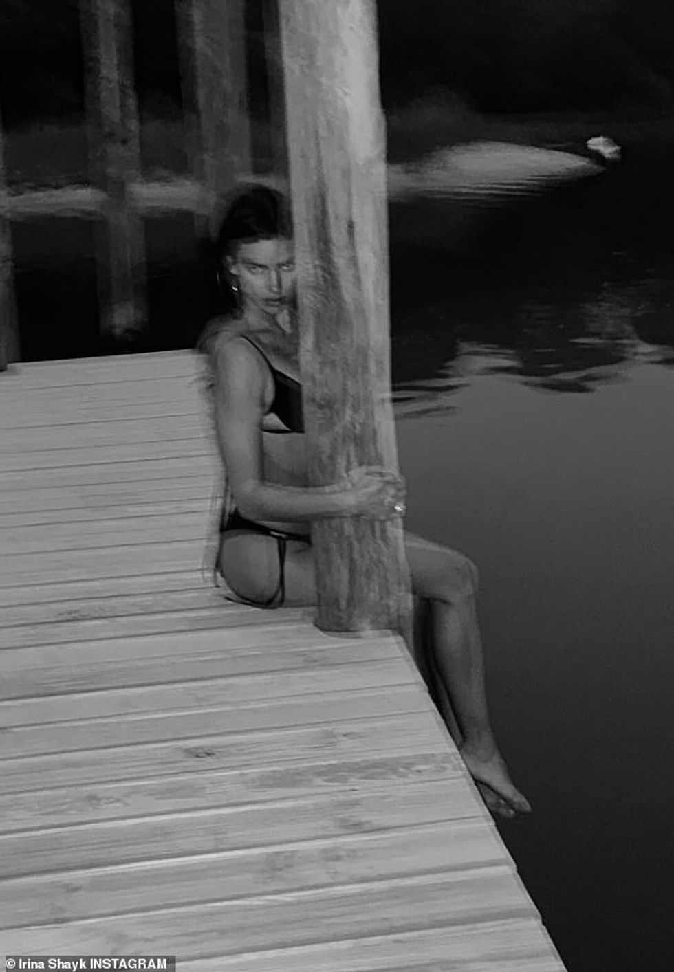 Sensacioni i pistës shkoi në Instagram për të ndarë një sërë fotosh, duke përfshirë dy foto të saj duke modeluar një bikini të zezë.