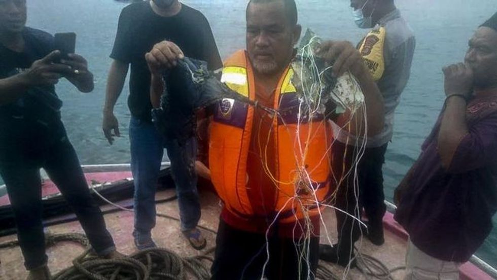 serpihan diduga bagian dari pesawat sriwijaya air sj 182 1 169