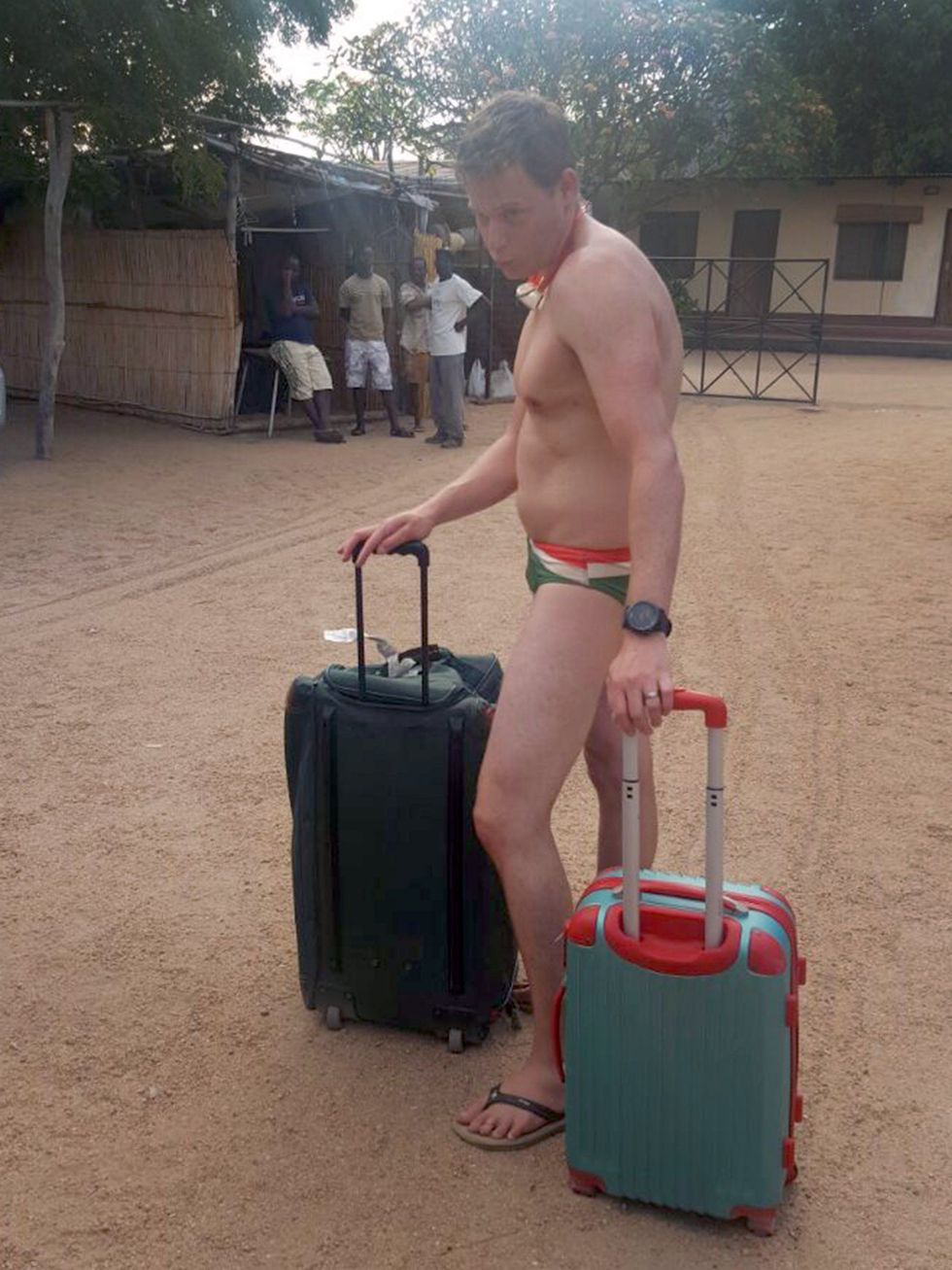 Sfidohet të shkojë në aeroport vetëm me brekë nuk heziton por i del nje problem foto 2