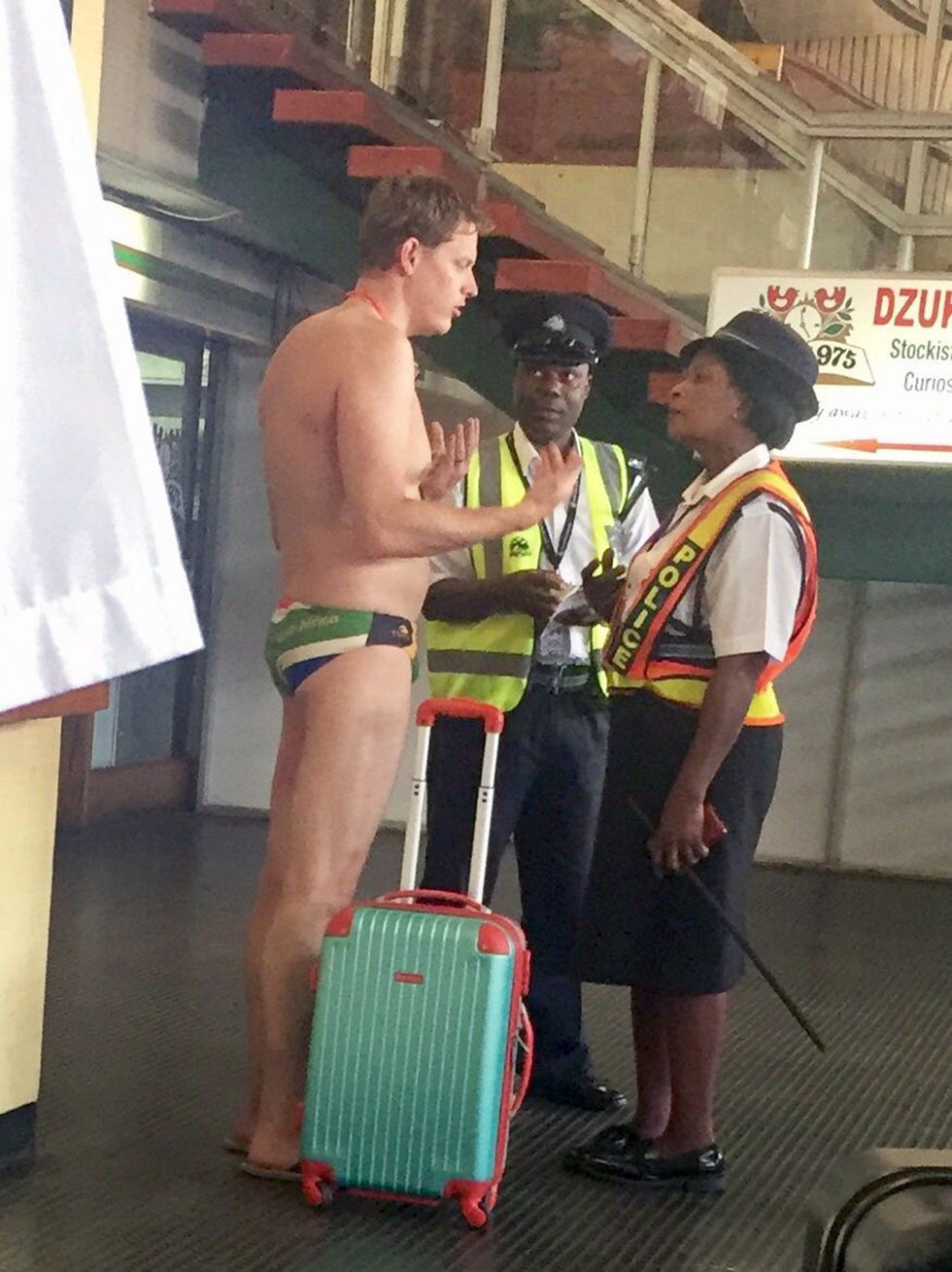 Sfidohet të shkojë në aeroport vetëm me brekë nuk heziton por i del nje problem foto 3