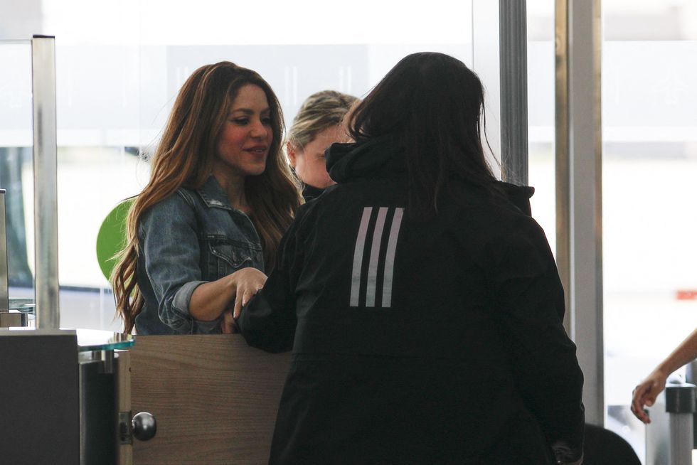 shakira seen 2 sons heading 807401408