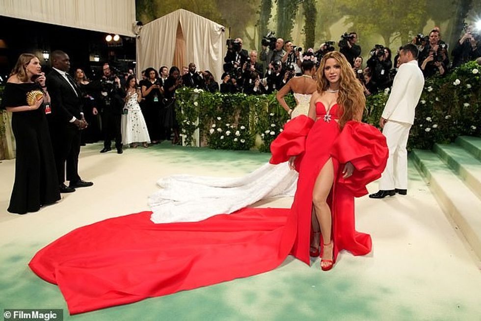 Shakira tha se nuk është plotësisht e gatshme për një 'marrëdhënie formale', por sugjeroi se ajo mund të jetë e hapur për një përplasje ¿ dy vjet pas ndarjes së saj nga partneri për një kohë të gjatë Gerard Pique; parë në maj