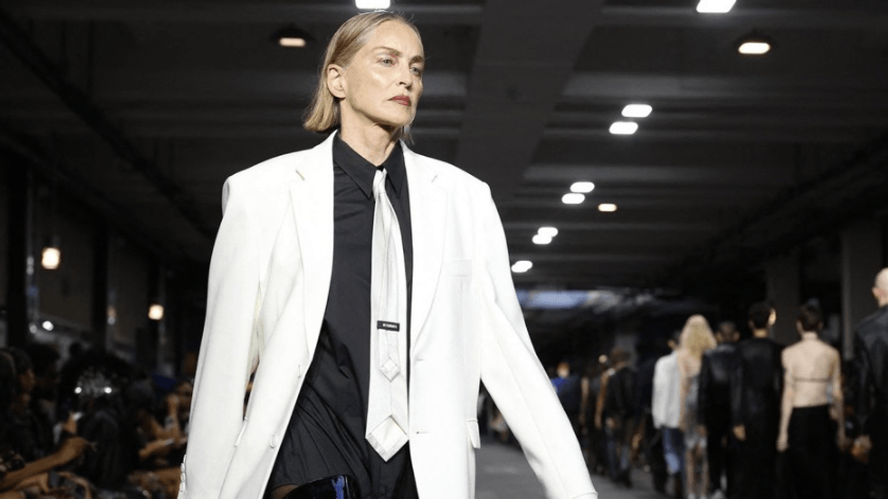 Sharon Stone rikthehet në pasarelë pas më shumë se 30 vitesh, mahnit me paraqitjen në Javën e Modës në Paris