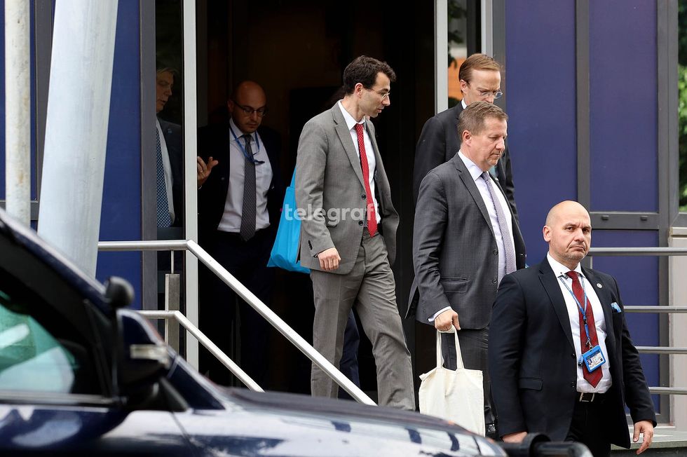 shefi i EULEX it Lars Gunnar Wigemark dhe Tomas Szunyog shefi i zyres se BE se takim ne Qeveri me Albin Kurtin foto Ridvan Slivova 4