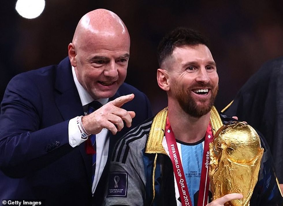 Shefi i FIFA-s, Gianni Infantino ishte i pranishëm kur kapiteni ishte veshur me mantelin tradicional.