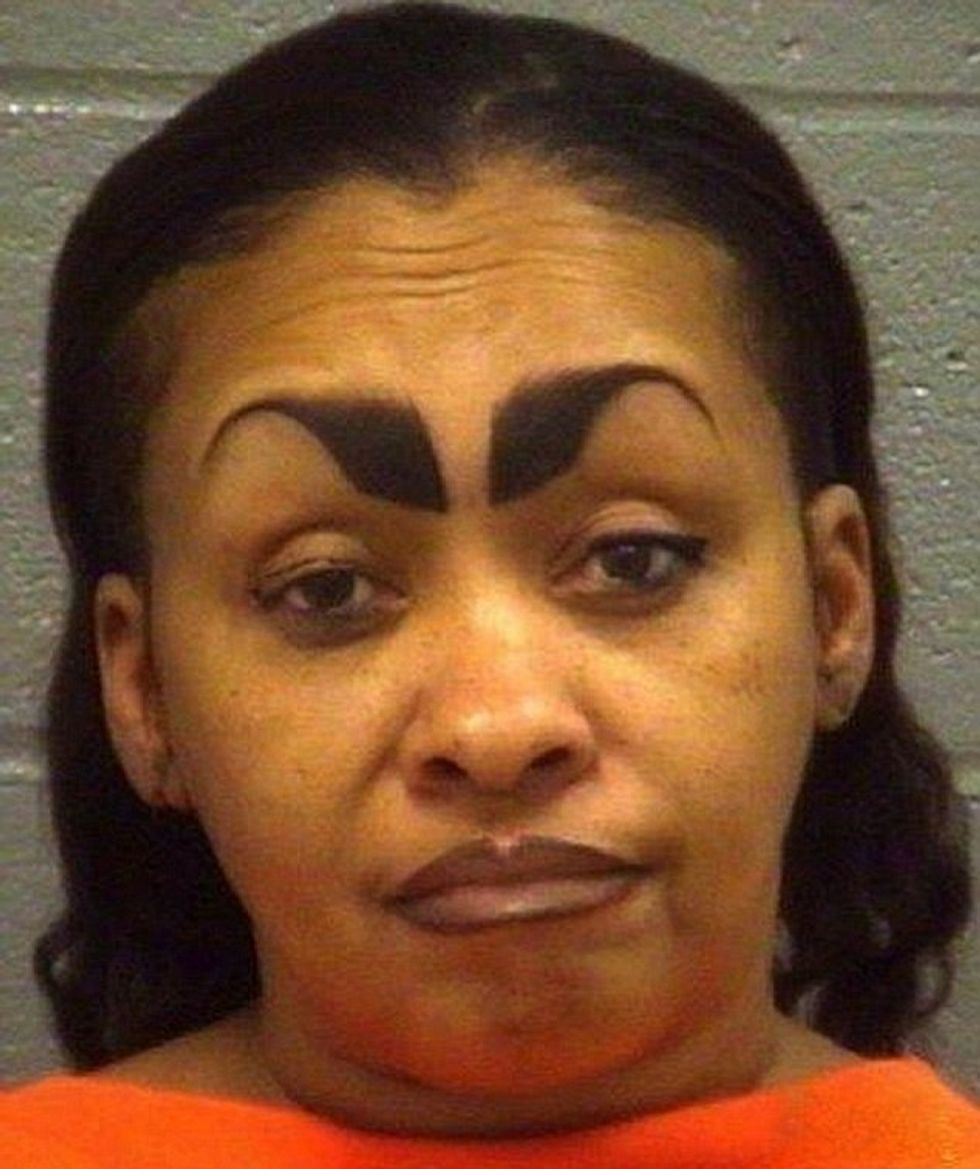 Shëmtohen keq pasi rregullimi i vetullave nuk shkoi si duhet foto 3