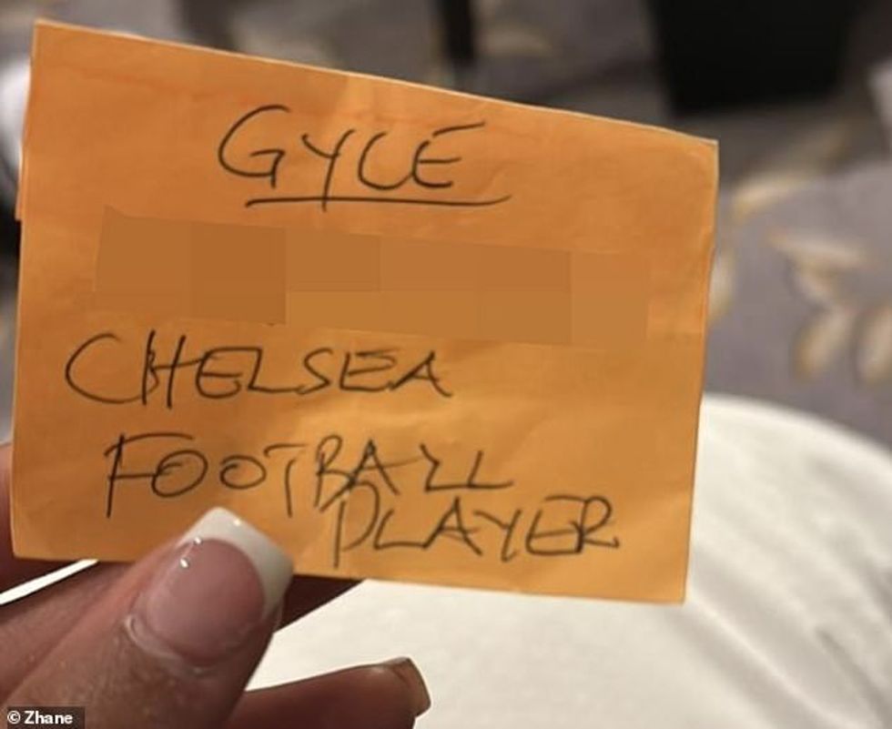Shënimi Post-It i dorëzuar një infermiere nga një shërbëtor në hotelin London Marriott në Mayfair, i cili kishte një numër telefoni celular të shkruar në të dhe
