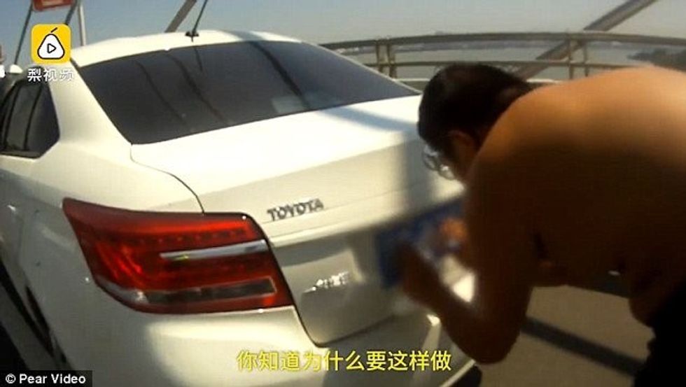 Shfrytëzoi materialin më të pazakontë te mbulonte targat per te mos rene ne radar foto 2