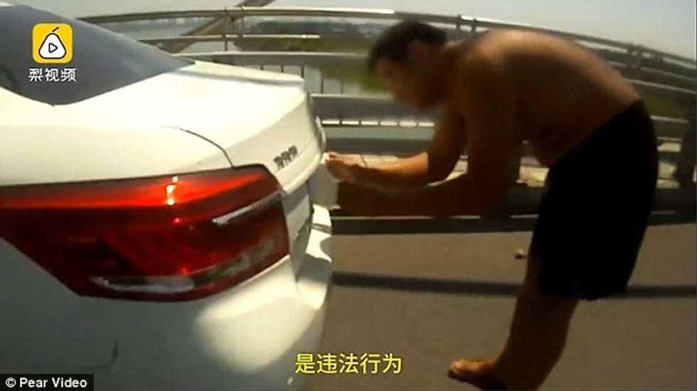 Shfrytëzoi materialin më të pazakontë te mbulonte targat per te mos rene ne radar foto 3