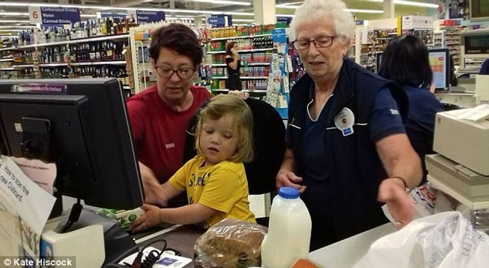 Shitëset lejuan dyvjeçaren të ndihmonte në banak foto 2