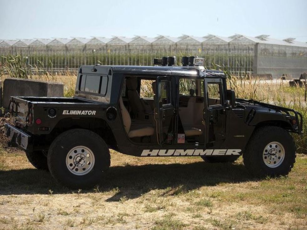 Shitet Hummer qe i përkiste këngëtarit të famshëm foto 4