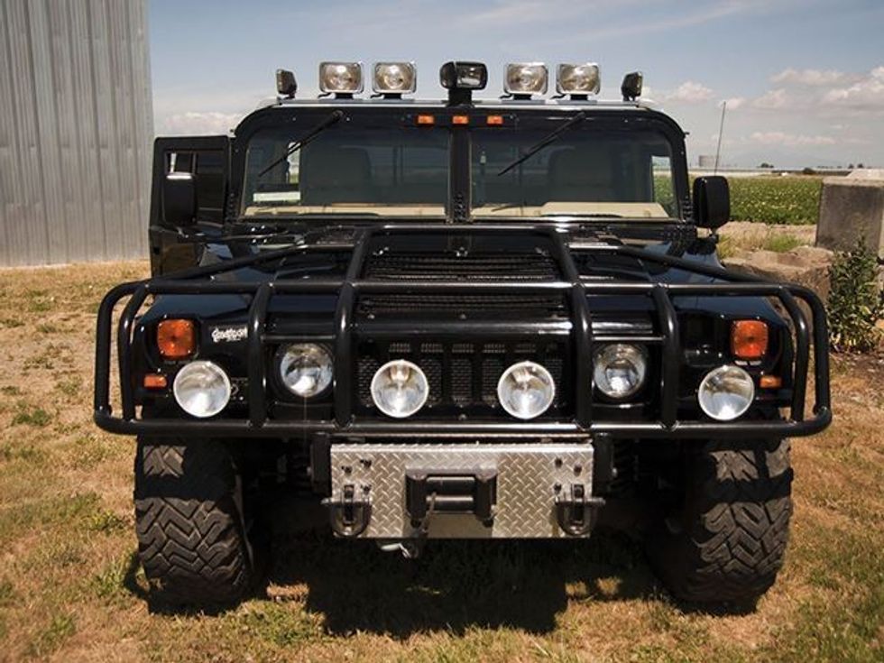 Shitet Hummer qe i përkiste këngëtarit të famshëm foto 8