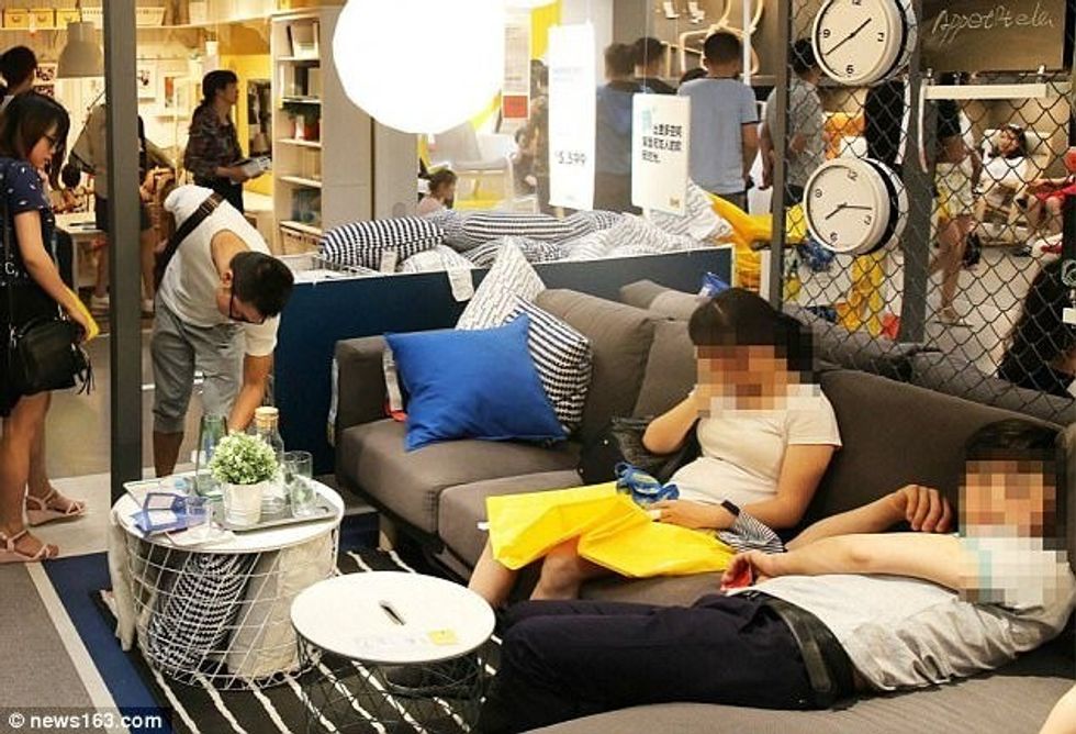 Shitorja kërkon nga klientët të mos flenë në shtretërit dhe divanet e ekspozuara foto 3