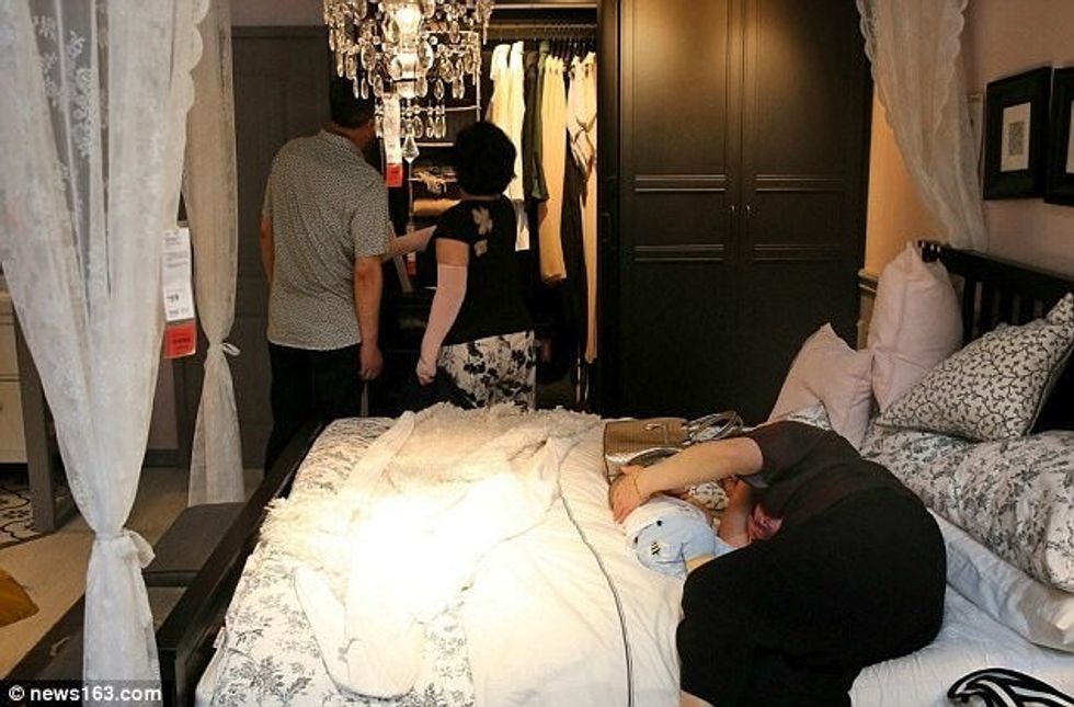 Shitorja kërkon nga klientët të mos flenë në shtretërit dhe divanet e ekspozuara foto 4