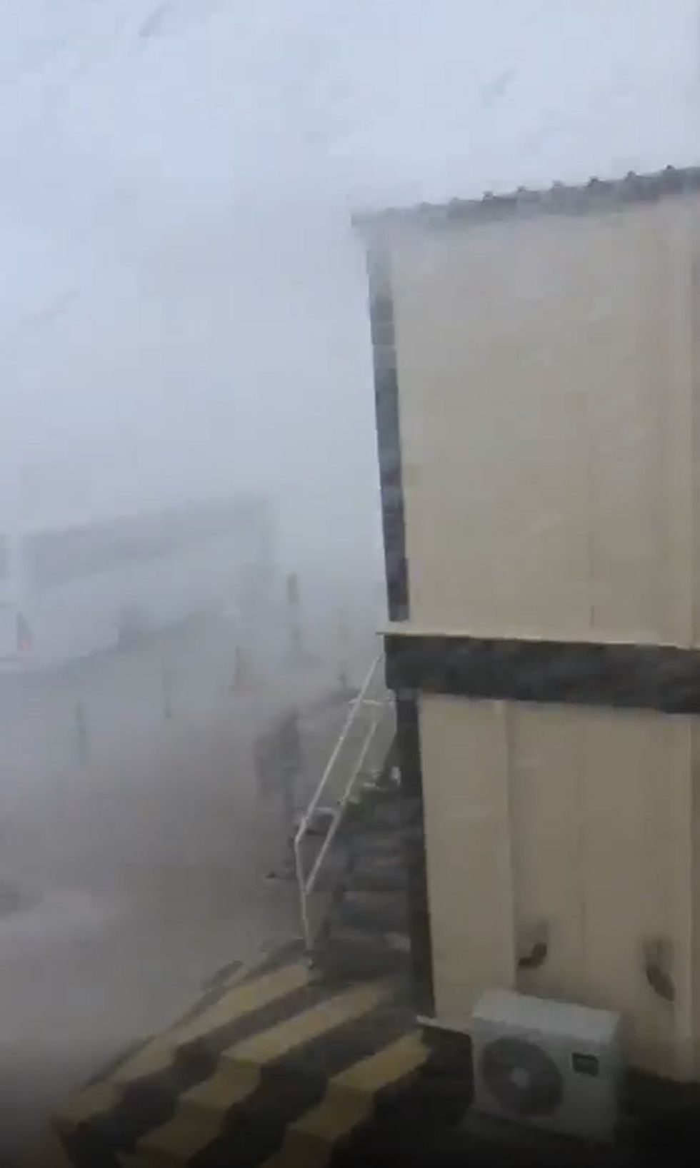 Shiu i rrëmbyeshëm shumë i pazakontë ka goditur gjithashtu kombin e shkretëtirës