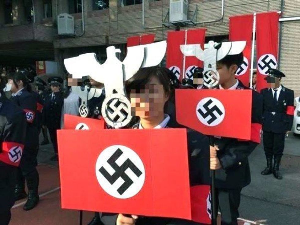 Shkolla kërkon falje që nxënësit u veshën si nazistë per te defiluar ne nje organizim foto 2