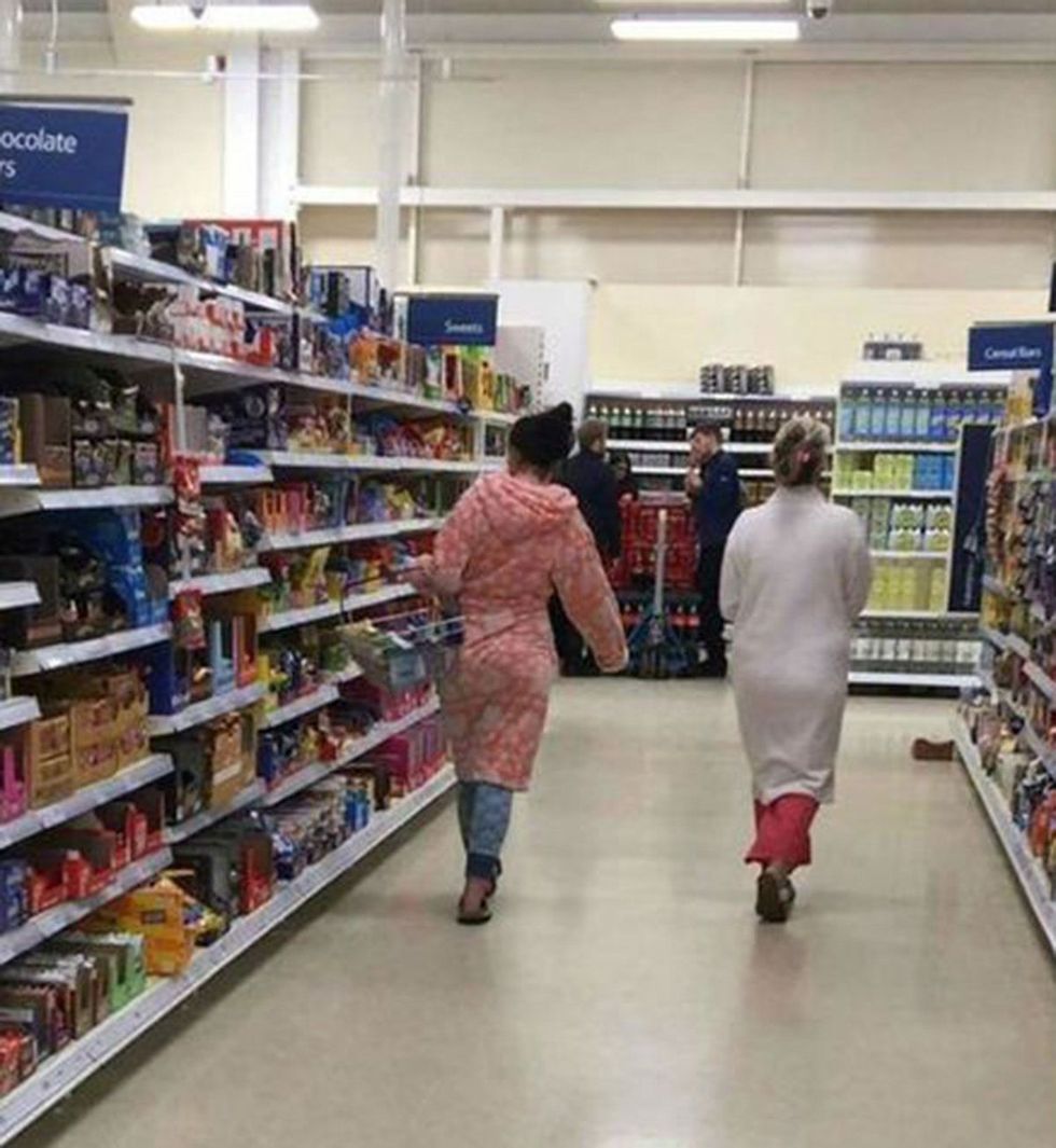 Shkuan në supermarket të veshura me pizhame kritikohen ne rrjetet sociale foto 2