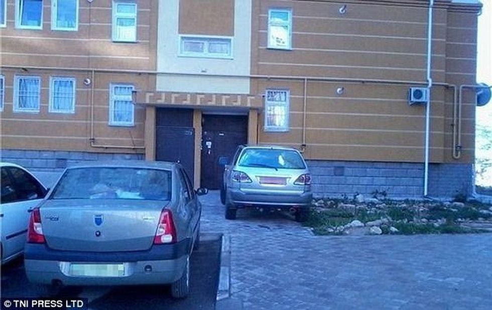 Shoferët që parkuan veturat në hapësirat më të pazakonshme foto 10