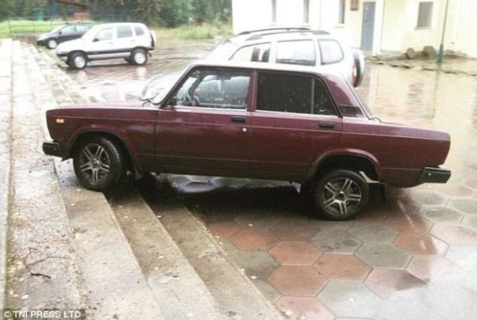 Shoferët që parkuan veturat në hapësirat më të pazakonshme foto 2