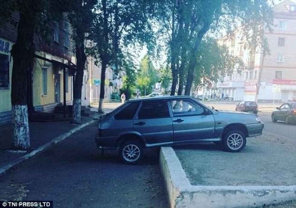 Shoferët që parkuan veturat në hapësirat më të pazakonshme foto 3