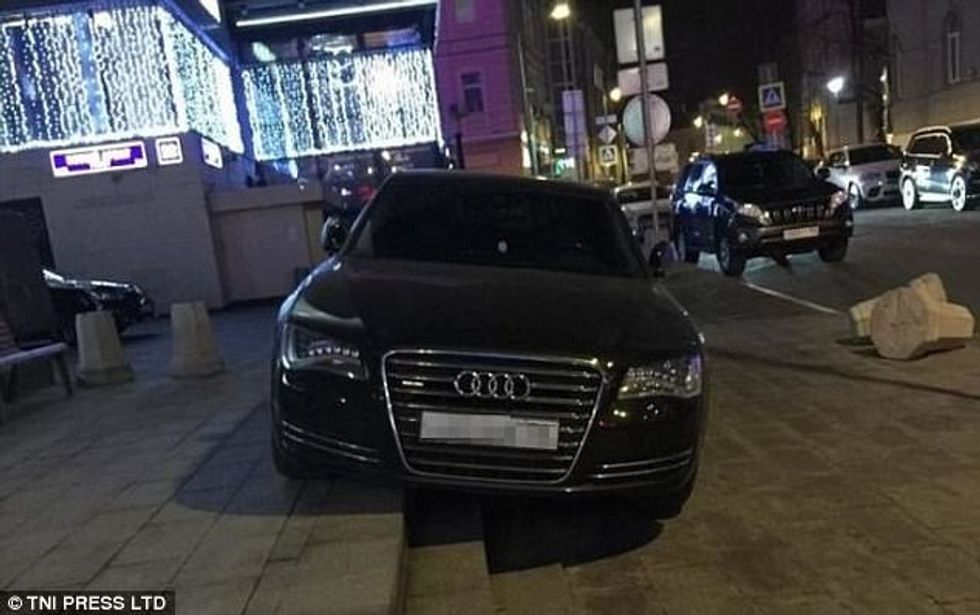 Shoferët që parkuan veturat në hapësirat më të pazakonshme foto 4