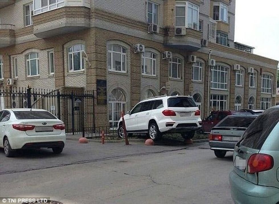 Shoferët që parkuan veturat në hapësirat më të pazakonshme foto 5