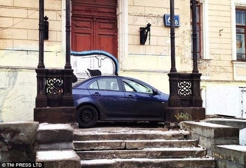 Shoferët që parkuan veturat në hapësirat më të pazakonshme foto 6