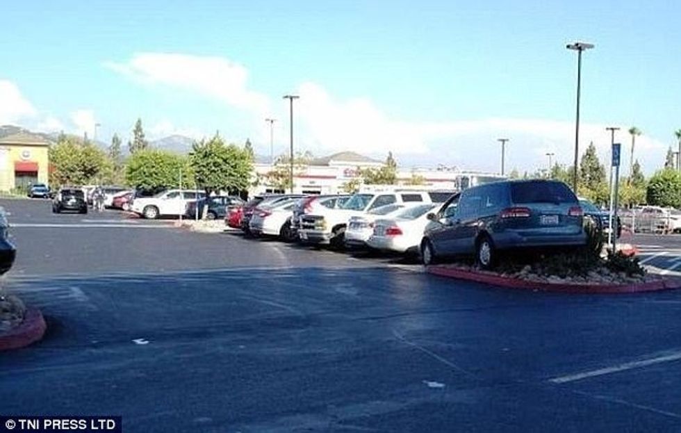 Shoferët që parkuan veturat në hapësirat më të pazakonshme foto 7