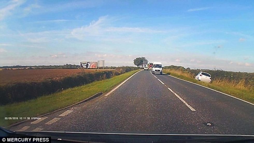 Shoferi doli nga rruga sepse nuk shikonte nga xhami por e kerkonte navigatorin e rrezuar foto 4