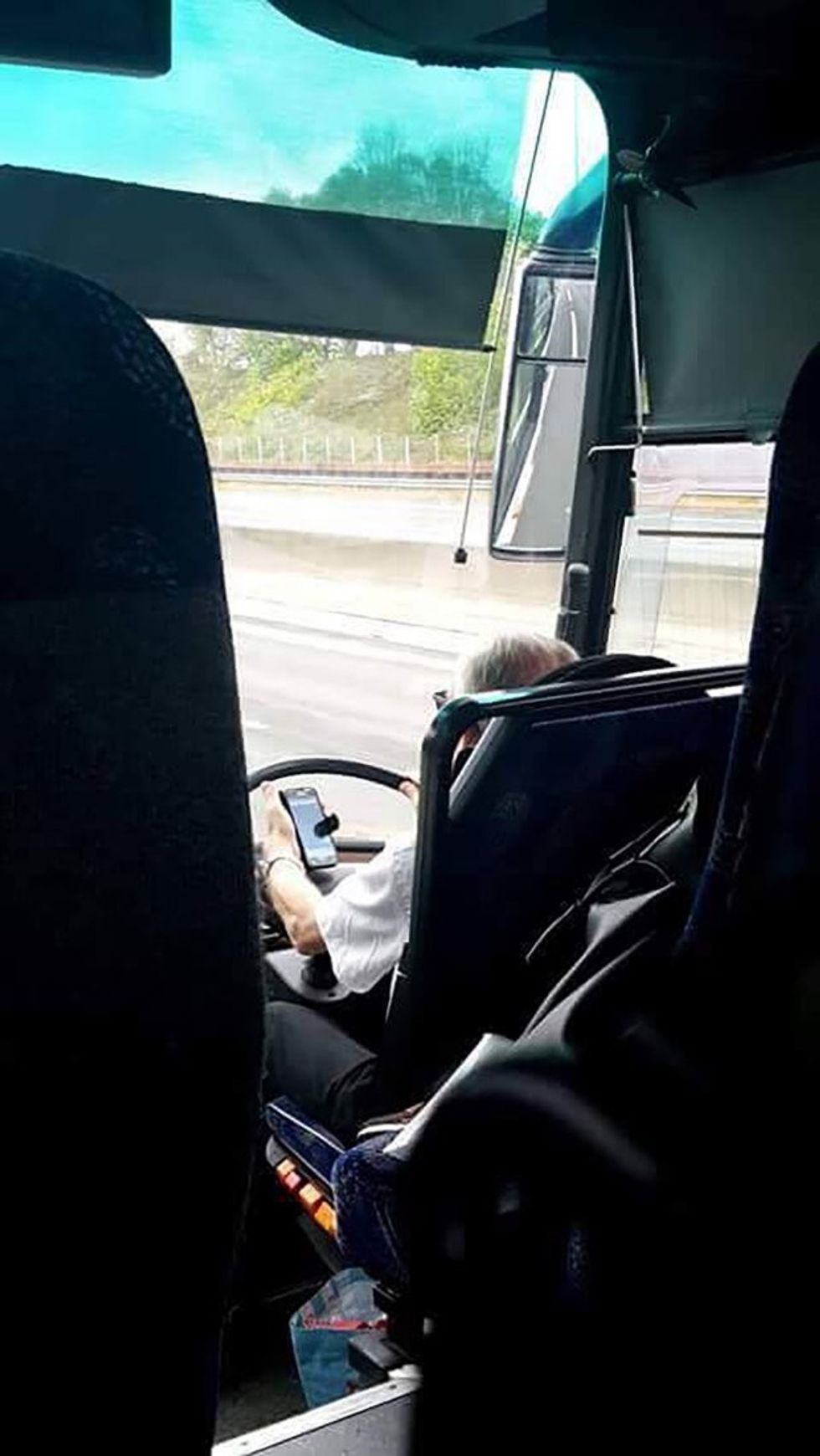 Shoferi i autobusit të nxënësve përdorte telefonin derisa voziste foto 2