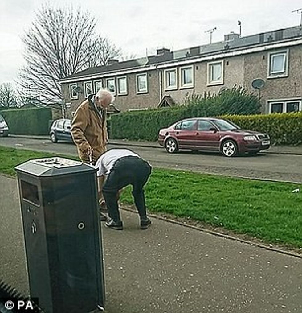 Shoferi ndaloi autobusin dhe doli të ja lidhte lidhëset një burri foto 2