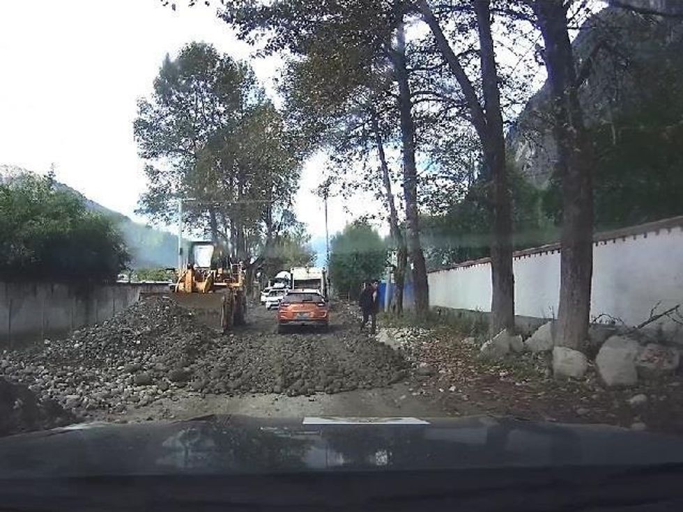 shoferi-perpiqet-ta-pushtoje-malin-everest-duke-vozitur-nissan-gt-foto-9