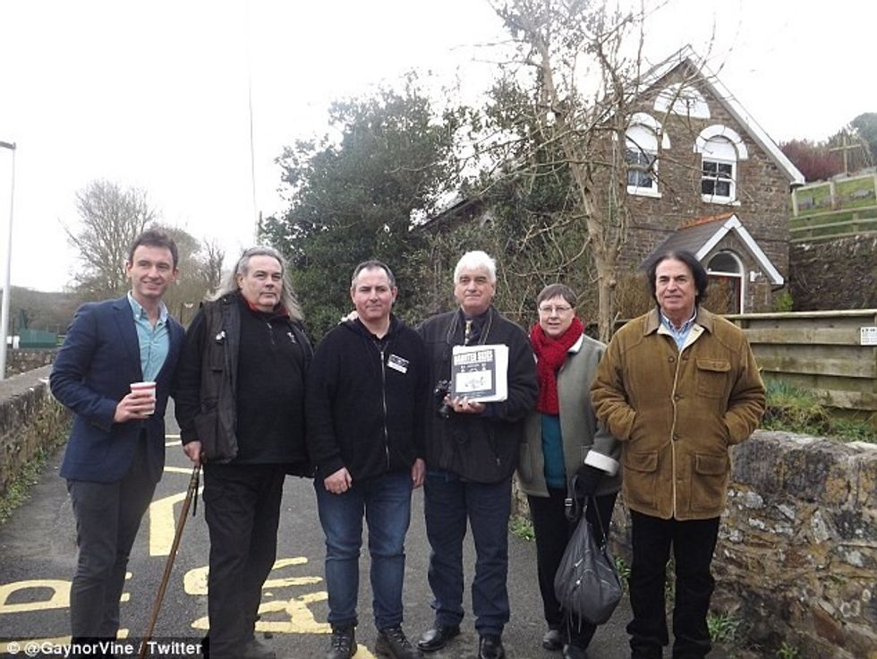 Shokët e klasës që para 40 vitesh panë UFO te ne oborrin e shkolles foto 2