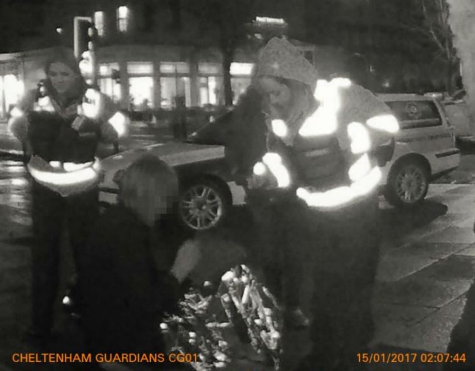 Shoqen e dehur e lanë vetëm dhe pa para per arsye shume te uleta foto 2