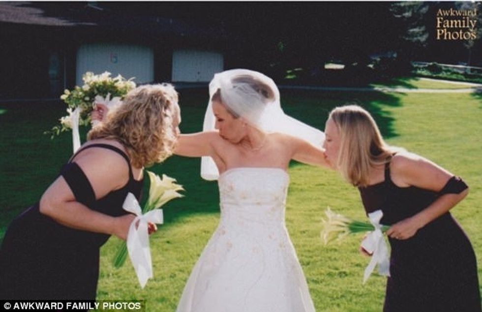 Shoqërueset e nuses me veshje dhe paraqitje të pazakontë foto 8