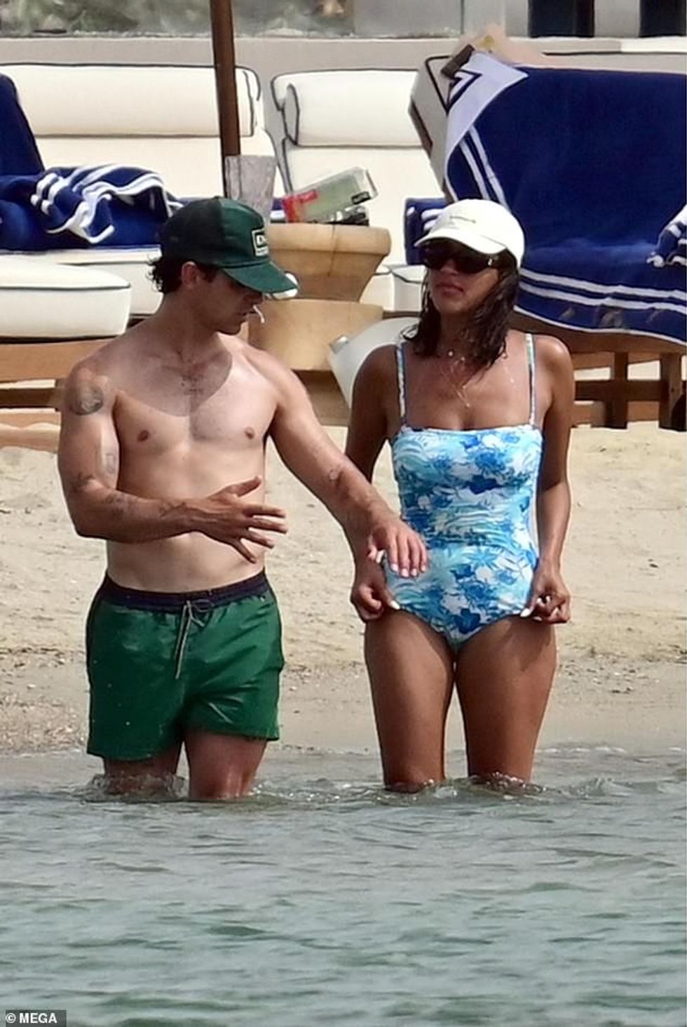 Shoqëruesja e tij brune kishte veshur një rroba banje një-copëshe blu për këtë rast