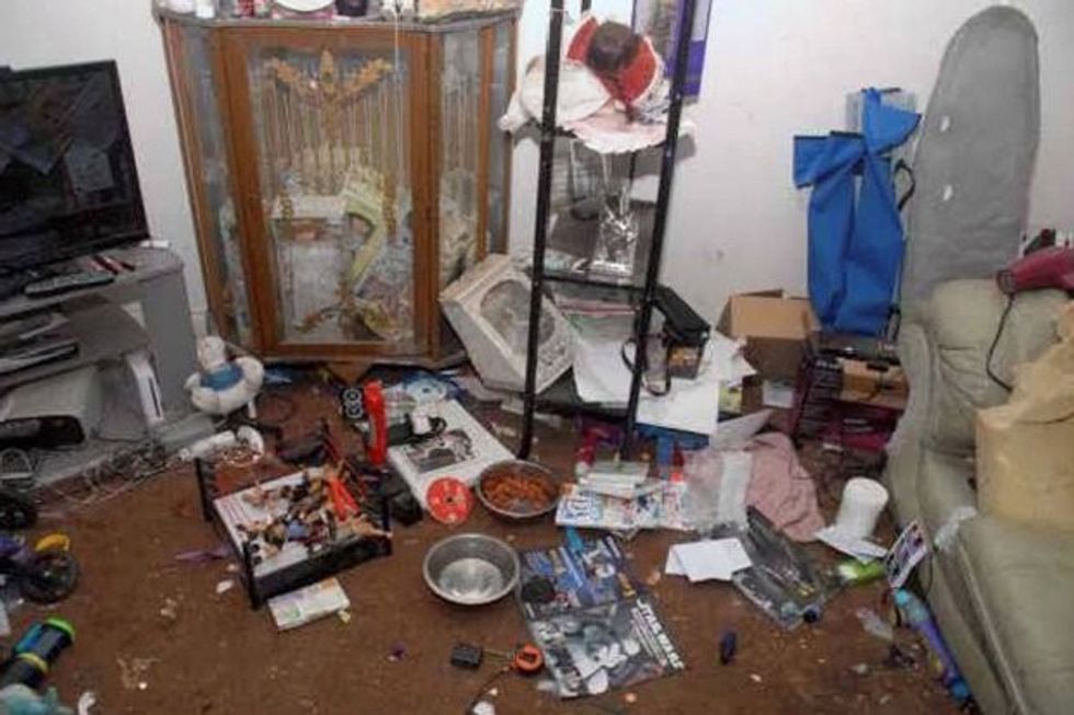 Shpallen fajtorë prindërit që rrisnin fëmijët në shtëpi tepër të papastër foto 2