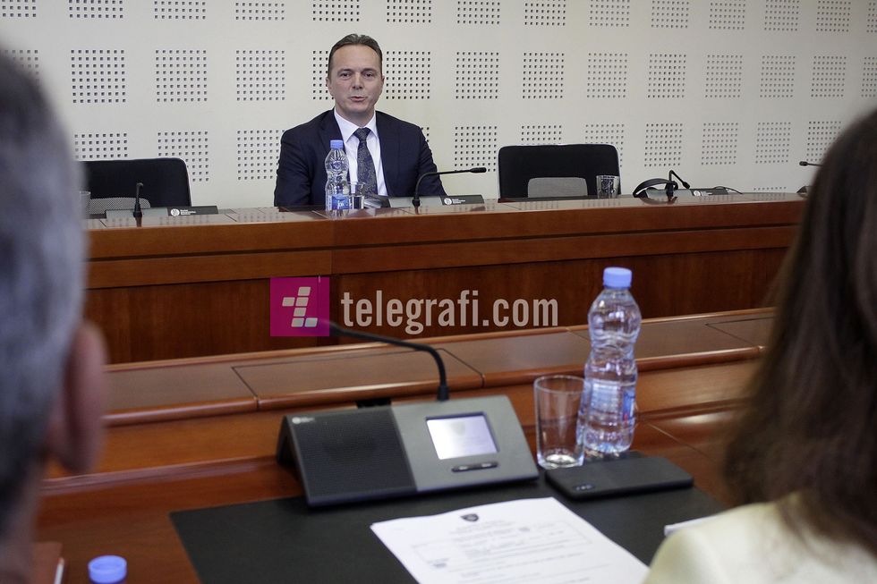 Shpend Maxhuni raporton para Komisionit per Mbikeqyrjen e AKI se foto Ridvan Slivova 22