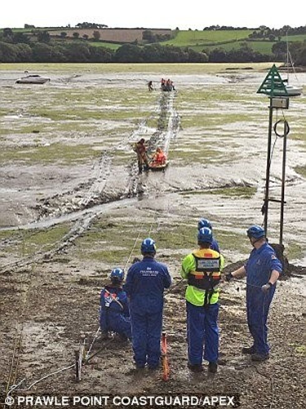 Shpëtohen tetë persona që kishin ngecur me barkë në baltën e liqenit foto 2