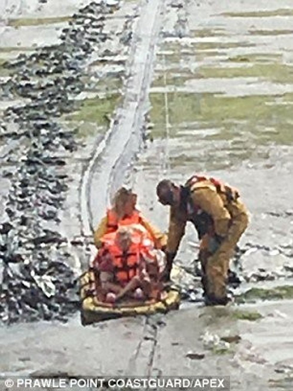 Shpëtohen tetë persona që kishin ngecur me barkë në baltën e liqenit foto 3