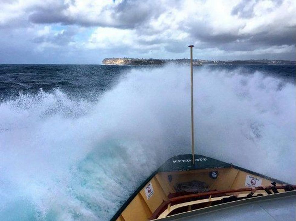 Shpëtoi nga vala gjigante që përfshiu tërë anijen foto 3