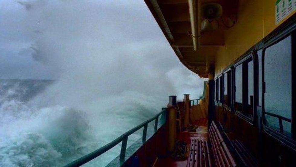 Shpëtoi nga vala gjigante që përfshiu tërë anijen foto 5